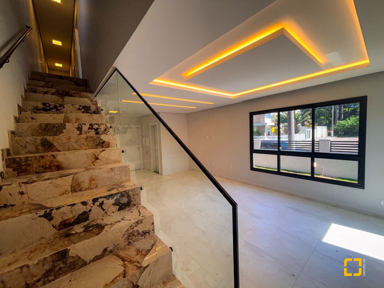 Casa com 177m², 6 quartos (sendo 3 suítes), 2 garagens, no bairro Rio Vermelho em Florianópolis
