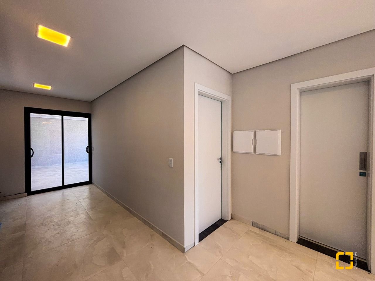 Casa com 177m², 6 quartos (sendo 3 suítes), 2 garagens, no bairro Rio Vermelho em Florianópolis
