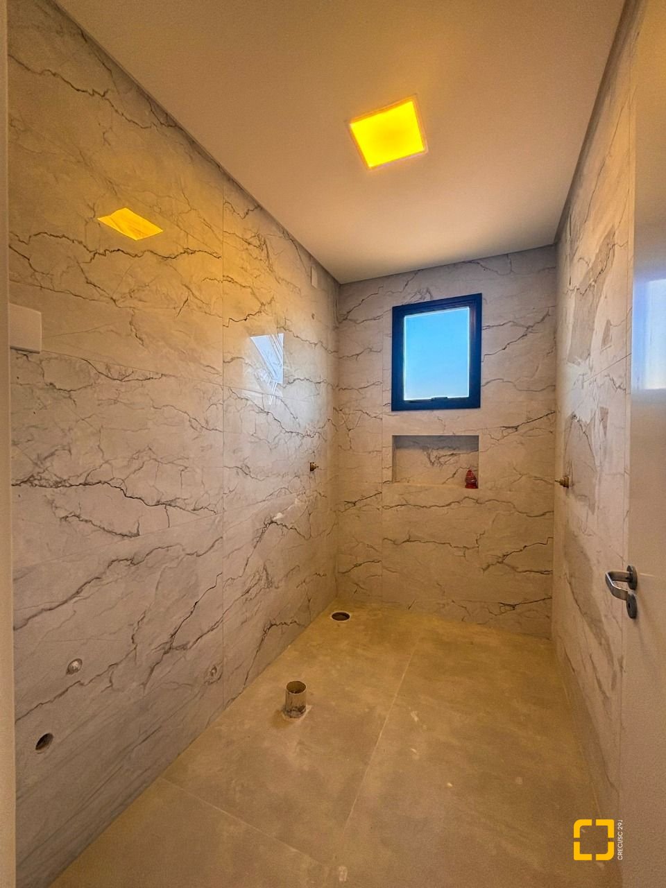 Casa com 177m², 6 quartos (sendo 3 suítes), 2 garagens, no bairro Rio Vermelho em Florianópolis