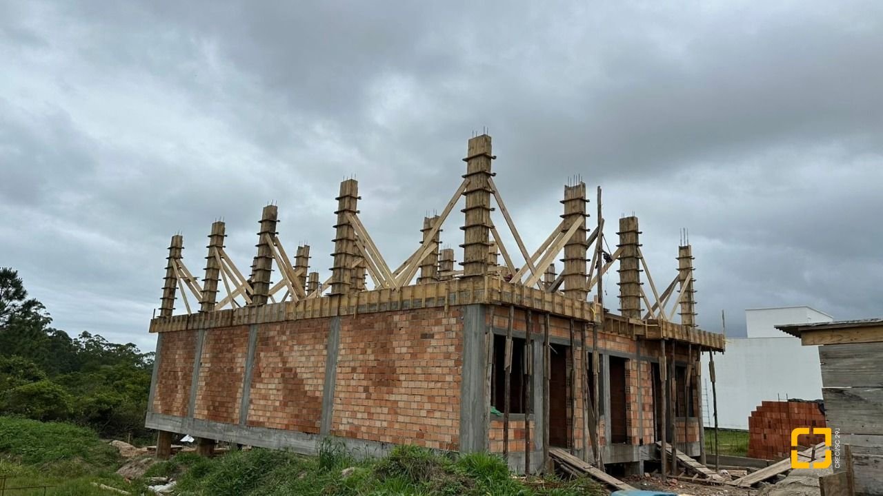 Casa com 125m², 4 quartos (sendo 2 suítes), 2 garagens, no bairro Rio Vermelho em Florianópolis