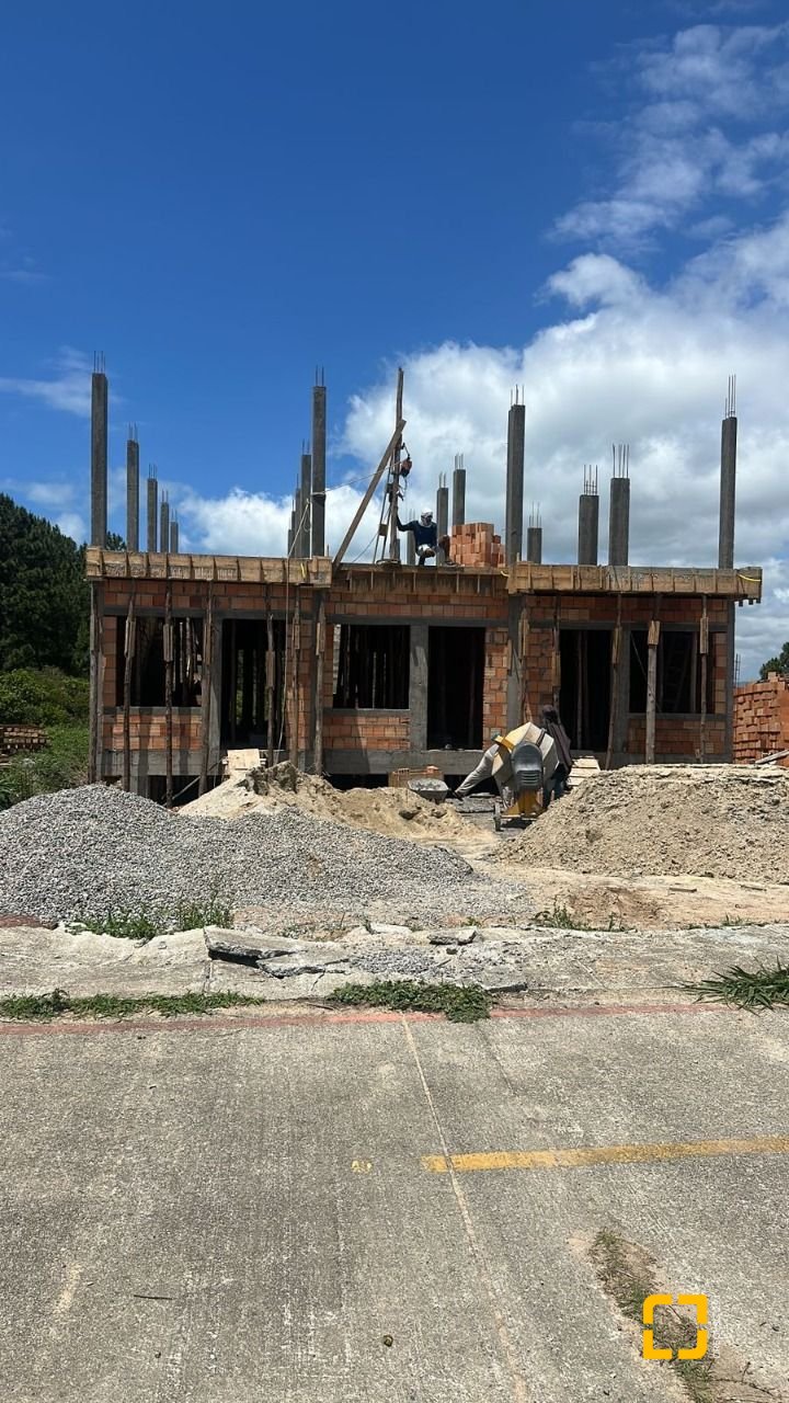 Casa com 125m², 4 quartos (sendo 2 suítes), 2 garagens, no bairro Rio Vermelho em Florianópolis