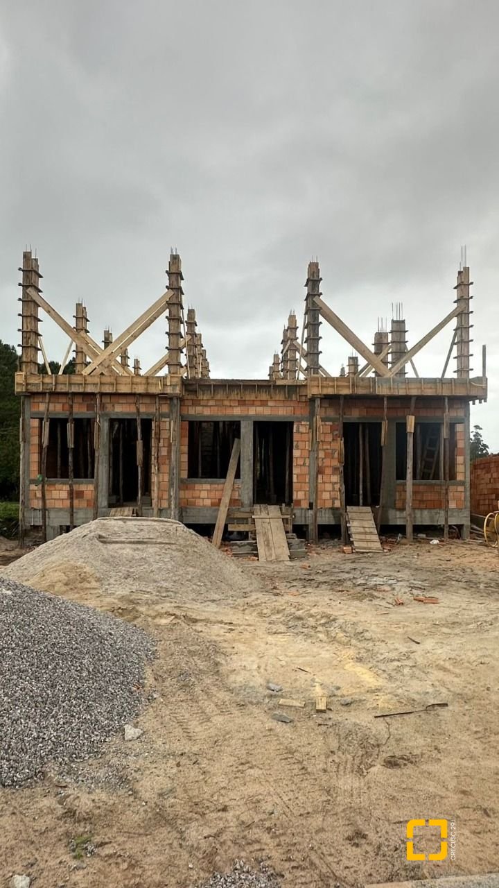 Casa com 154m², 4 quartos (sendo 1 suíte), 2 garagens, no bairro Rio Vermelho em Florianópolis
