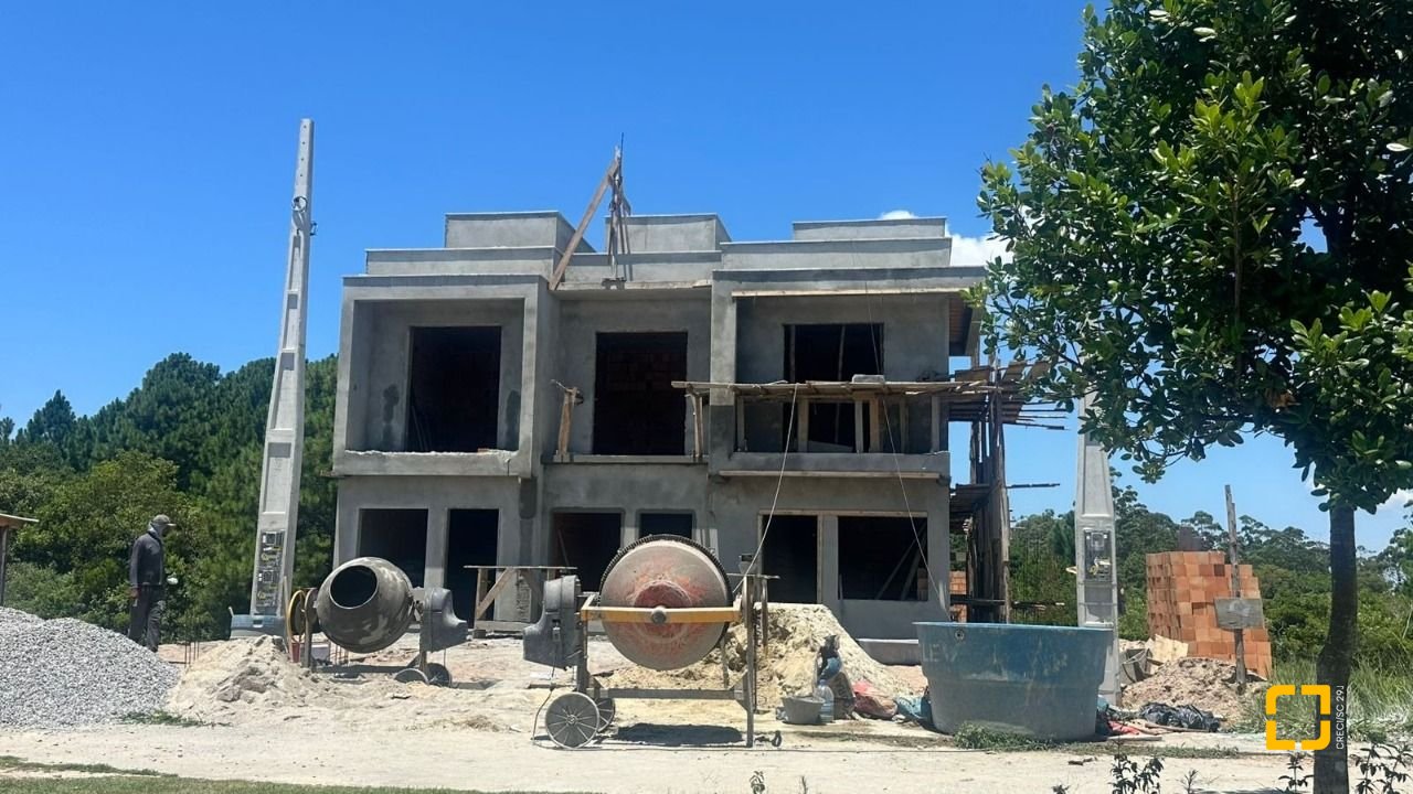 Casa com 154m², 4 quartos (sendo 1 suíte), 2 garagens, no bairro Rio Vermelho em Florianópolis