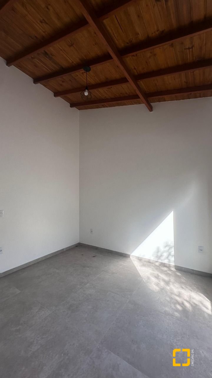 Casa com 60m², 3 quartos (sendo 1 suíte), 2 garagens, no bairro Rio Vermelho em Florianópolis
