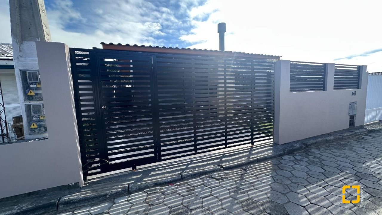 Casa com 60m², 3 quartos (sendo 1 suíte), 2 garagens, no bairro Rio Vermelho em Florianópolis