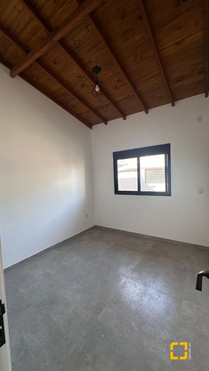 Casa com 60m², 3 quartos (sendo 1 suíte), 2 garagens, no bairro Rio Vermelho em Florianópolis
