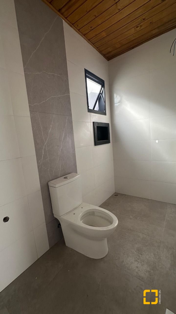 Casa com 60m², 3 quartos (sendo 1 suíte), 2 garagens, no bairro Rio Vermelho em Florianópolis