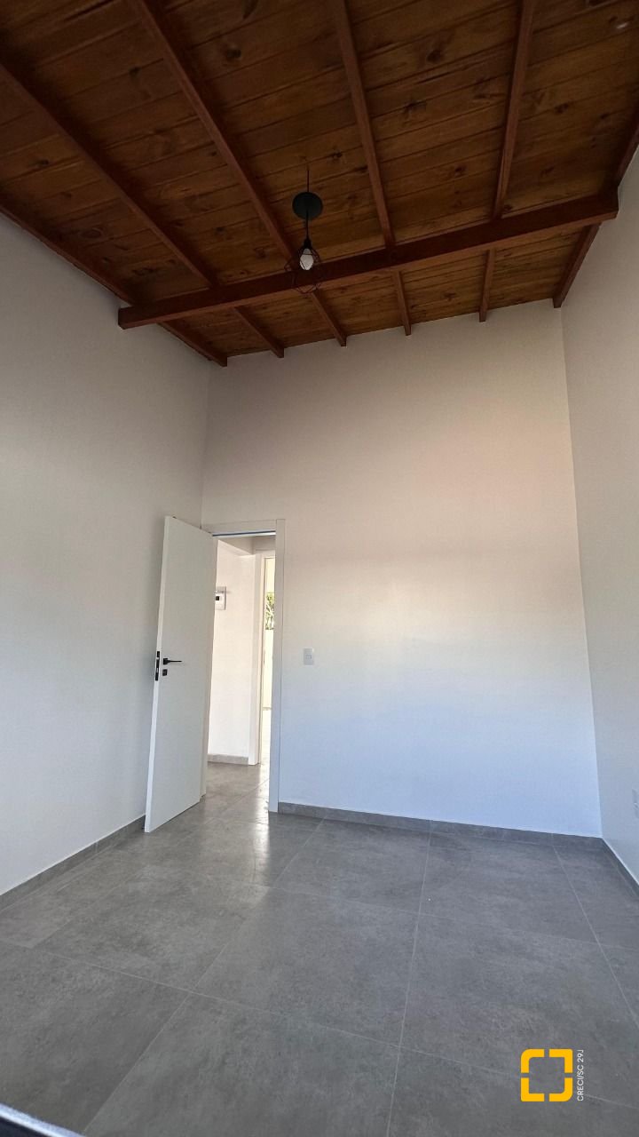 Casa com 60m², 3 quartos (sendo 1 suíte), 2 garagens, no bairro Rio Vermelho em Florianópolis