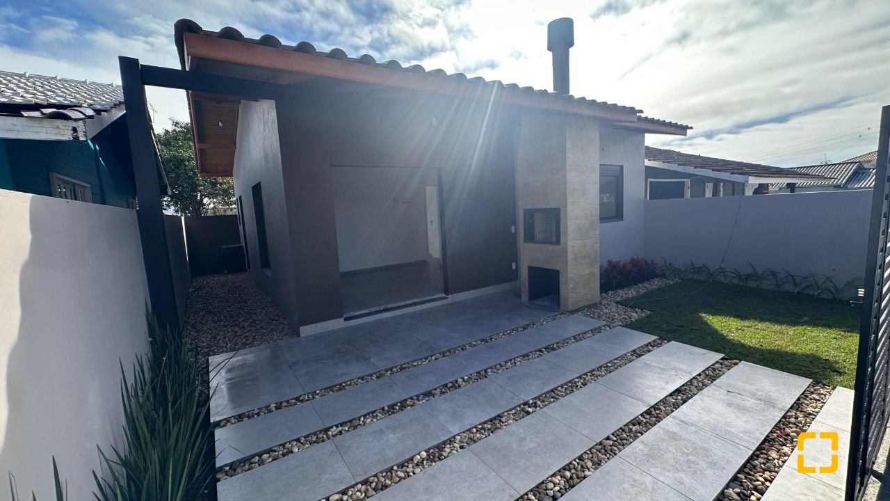 Casa com 60m², 3 quartos (sendo 1 suíte), 2 garagens, no bairro Rio Vermelho em Florianópolis