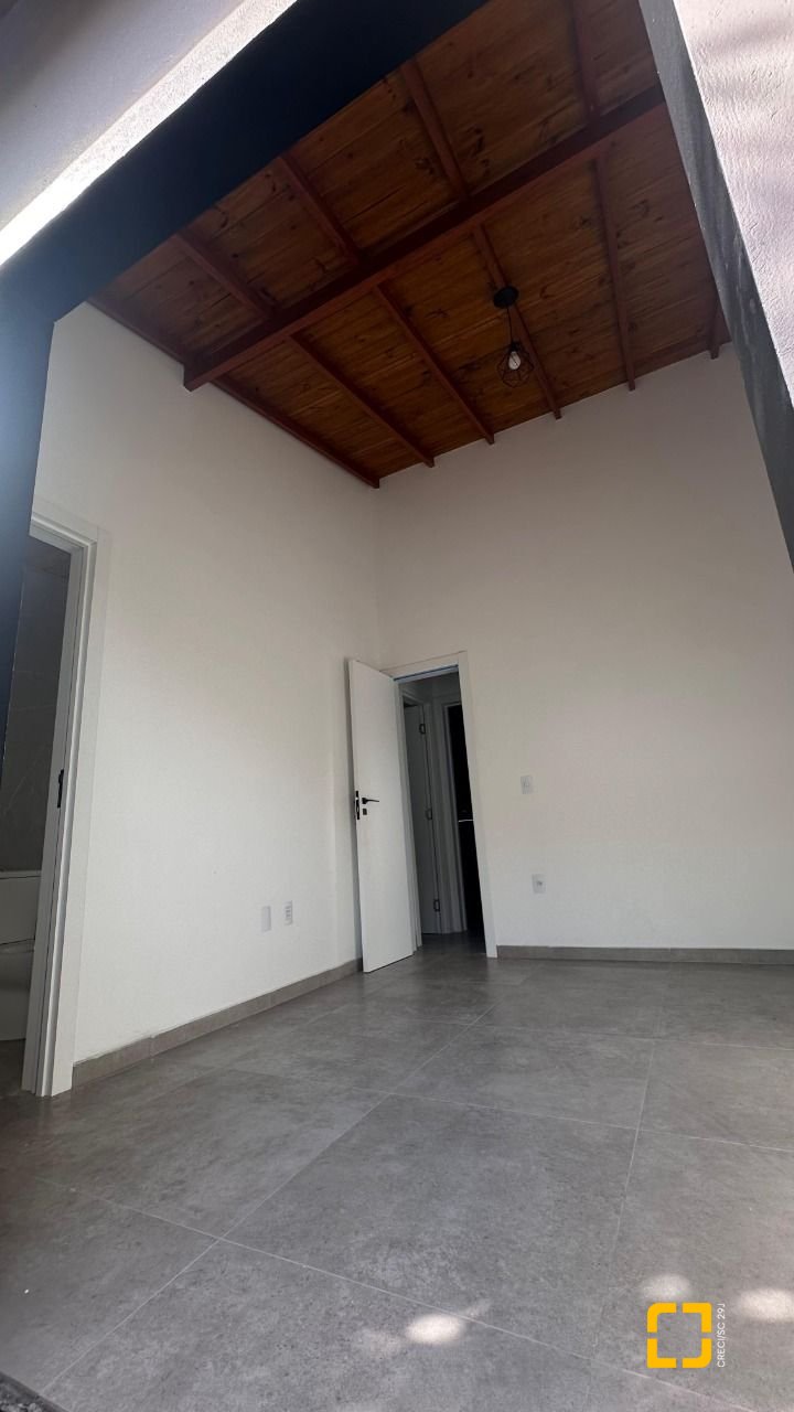 Casa com 60m², 3 quartos (sendo 1 suíte), 2 garagens, no bairro Rio Vermelho em Florianópolis