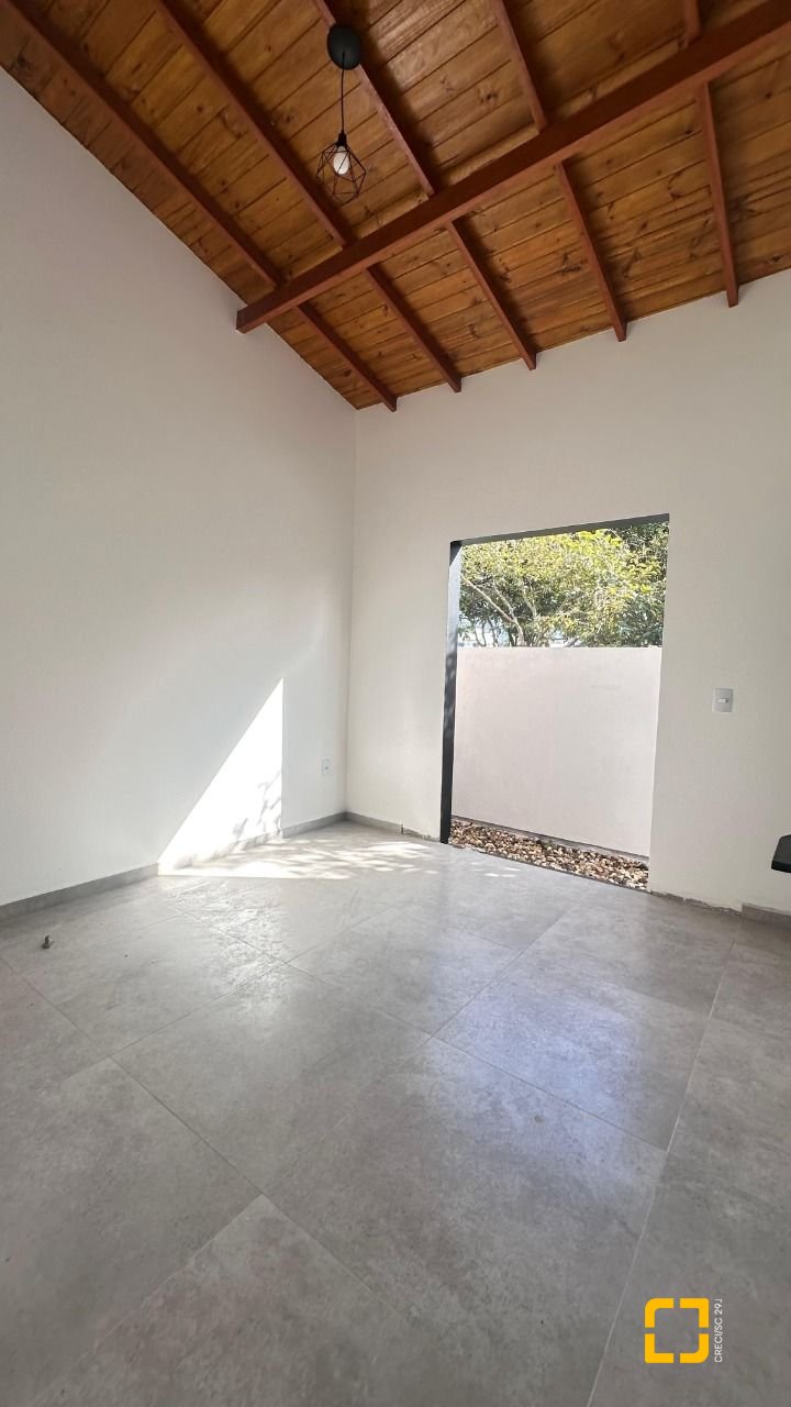 Casa com 60m², 3 quartos (sendo 1 suíte), 2 garagens, no bairro Rio Vermelho em Florianópolis