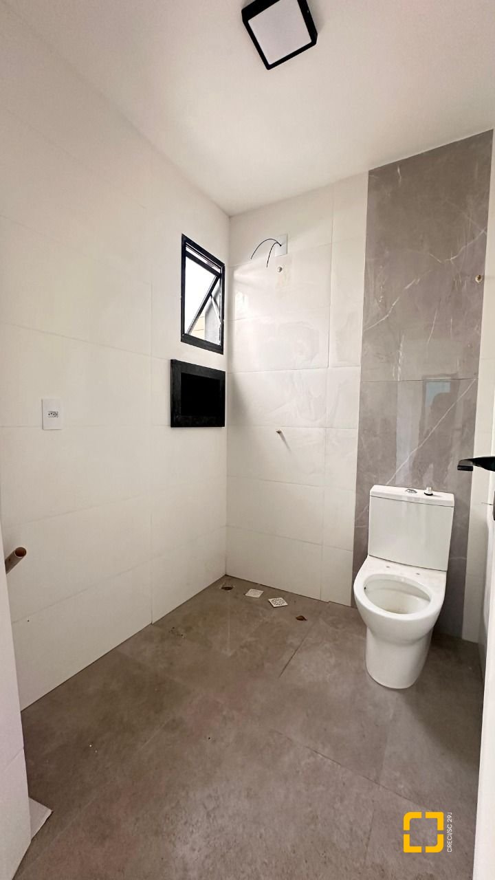 Casa com 60m², 3 quartos (sendo 1 suíte), 2 garagens, no bairro Rio Vermelho em Florianópolis