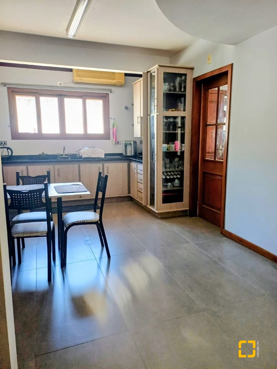 Casa com 216m², 3 quartos (sendo 1 suíte), 2 garagens, no bairro Cacupé em Florianópolis
