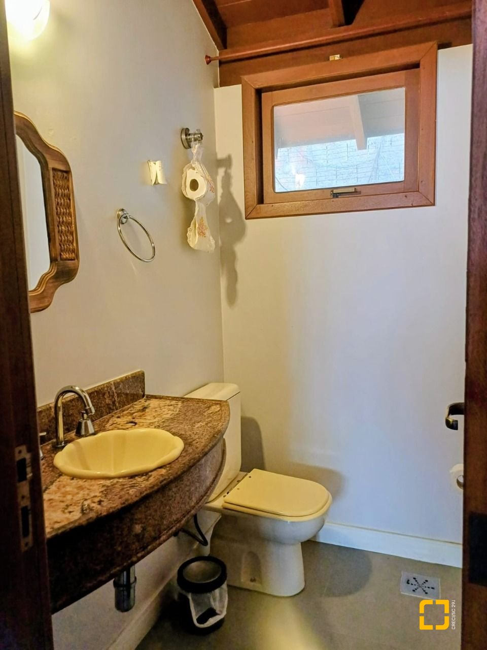 Casa com 216m², 3 quartos (sendo 1 suíte), 2 garagens, no bairro Cacupé em Florianópolis