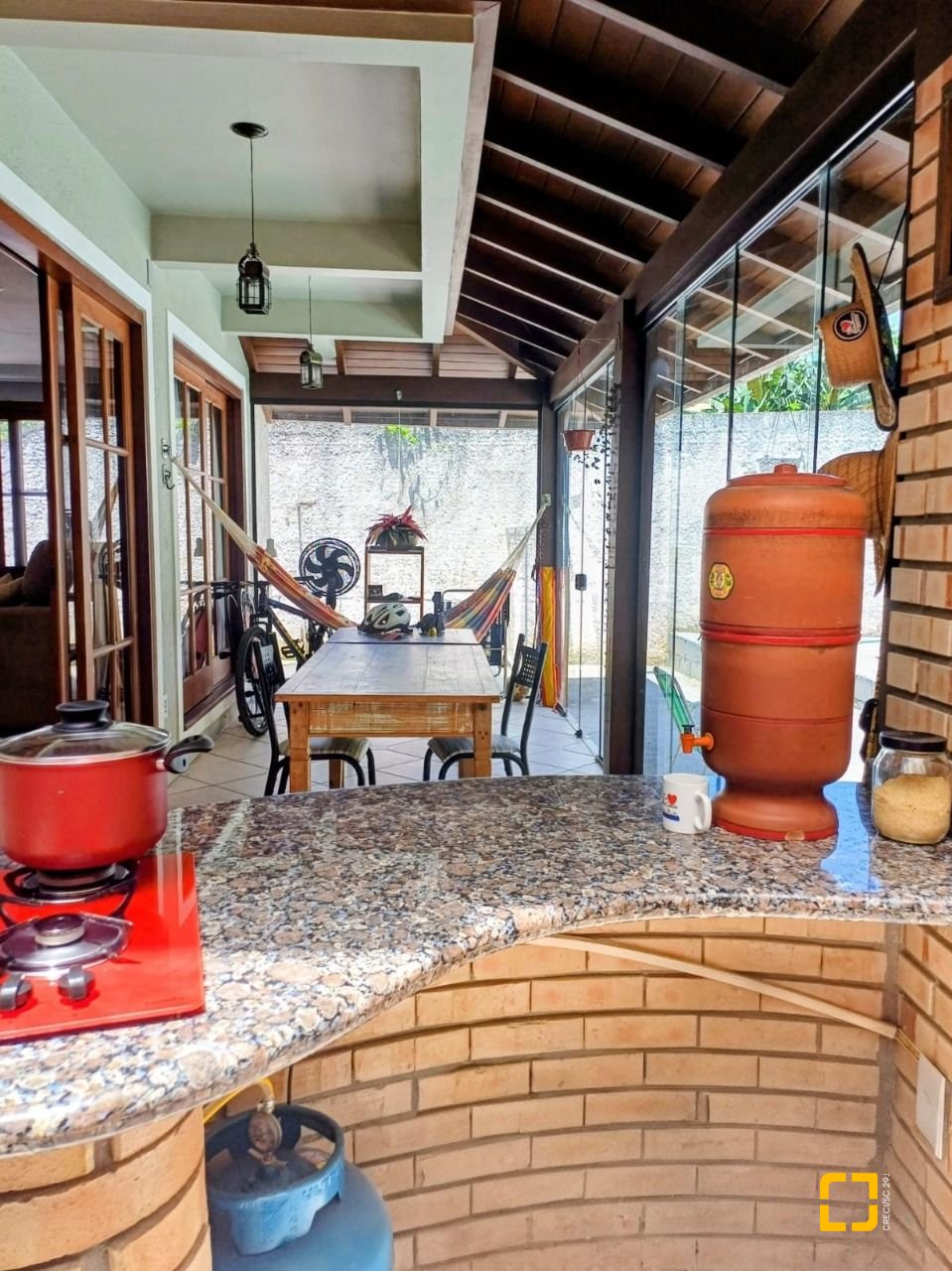 Casa com 216m², 3 quartos (sendo 1 suíte), 2 garagens, no bairro Cacupé em Florianópolis