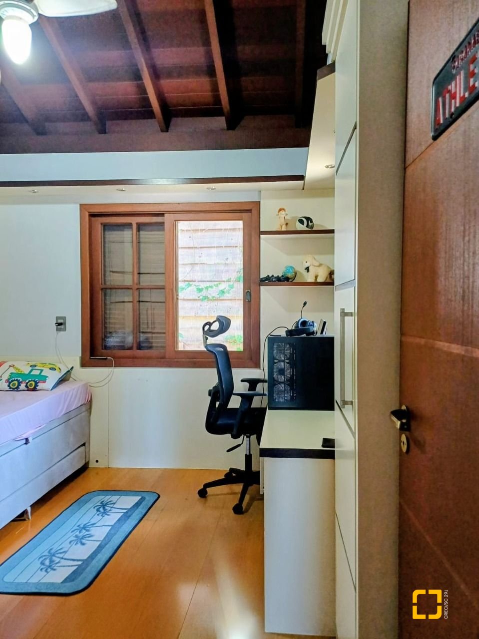 Casa com 216m², 3 quartos (sendo 1 suíte), 2 garagens, no bairro Cacupé em Florianópolis