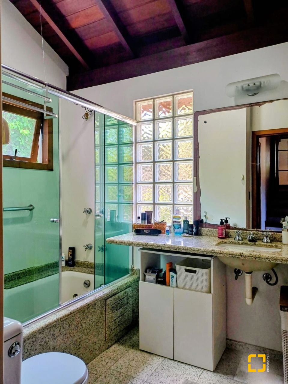 Casa com 216m², 3 quartos (sendo 1 suíte), 2 garagens, no bairro Cacupé em Florianópolis