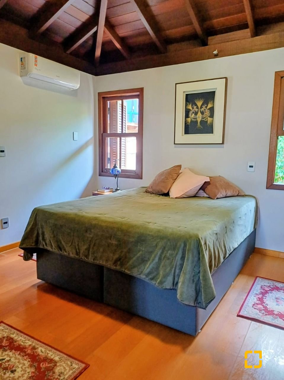 Casa com 216m², 3 quartos (sendo 1 suíte), 2 garagens, no bairro Cacupé em Florianópolis