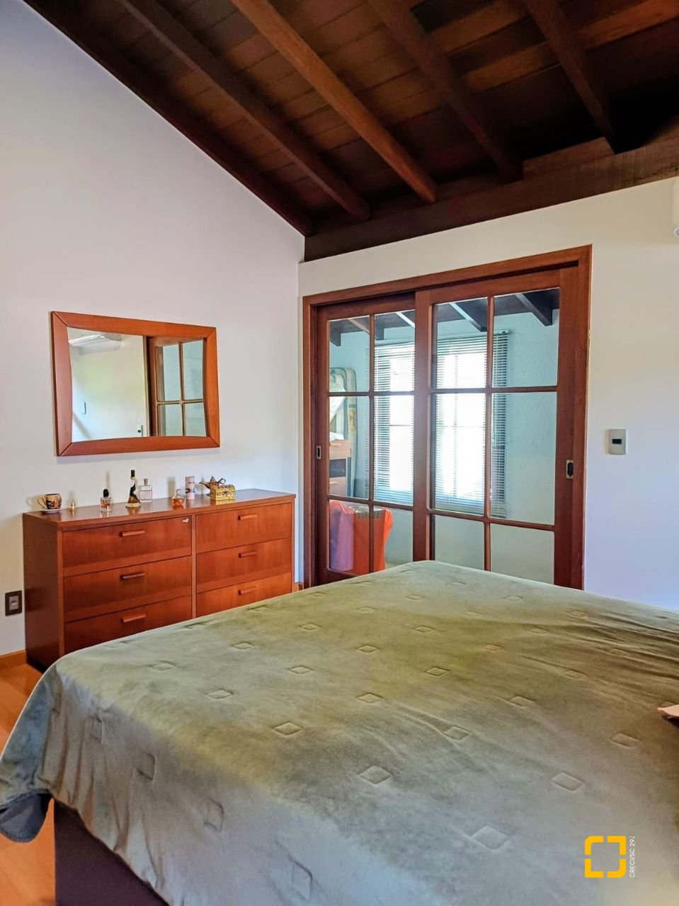 Casa com 216m², 3 quartos (sendo 1 suíte), 2 garagens, no bairro Cacupé em Florianópolis