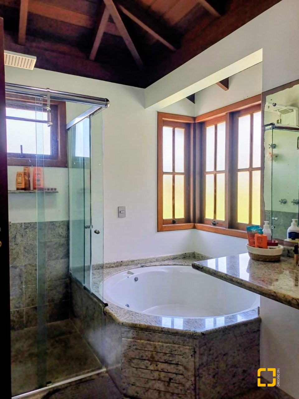 Casa com 216m², 3 quartos (sendo 1 suíte), 2 garagens, no bairro Cacupé em Florianópolis