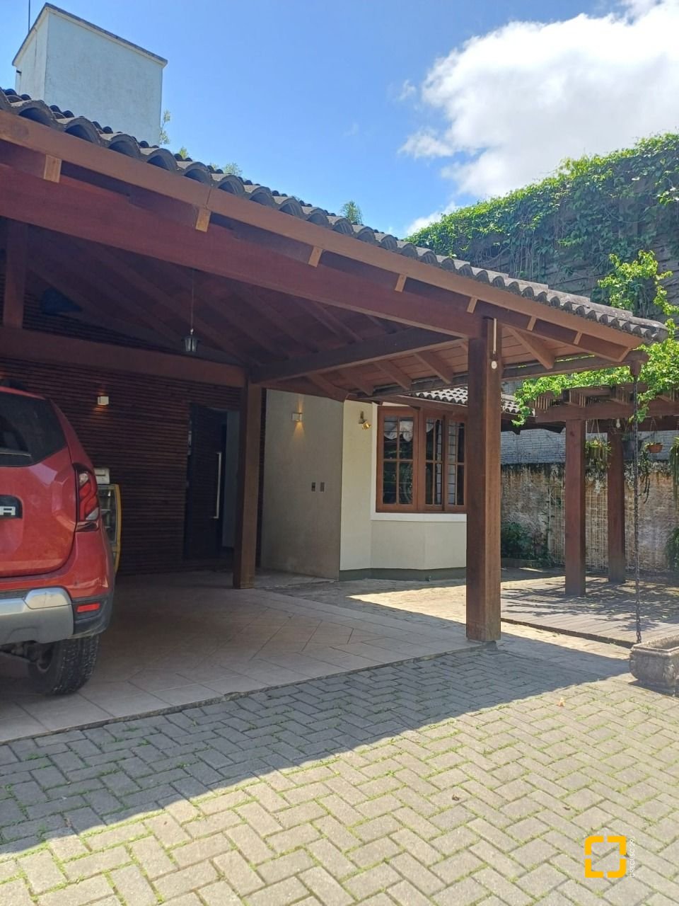Casa com 216m², 3 quartos (sendo 1 suíte), 2 garagens, no bairro Cacupé em Florianópolis