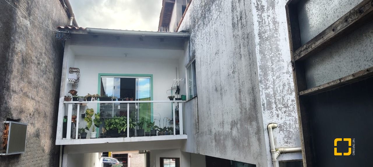 Casa com 180m², 7 garagens, no bairro Monte Cristo em Florianópolis