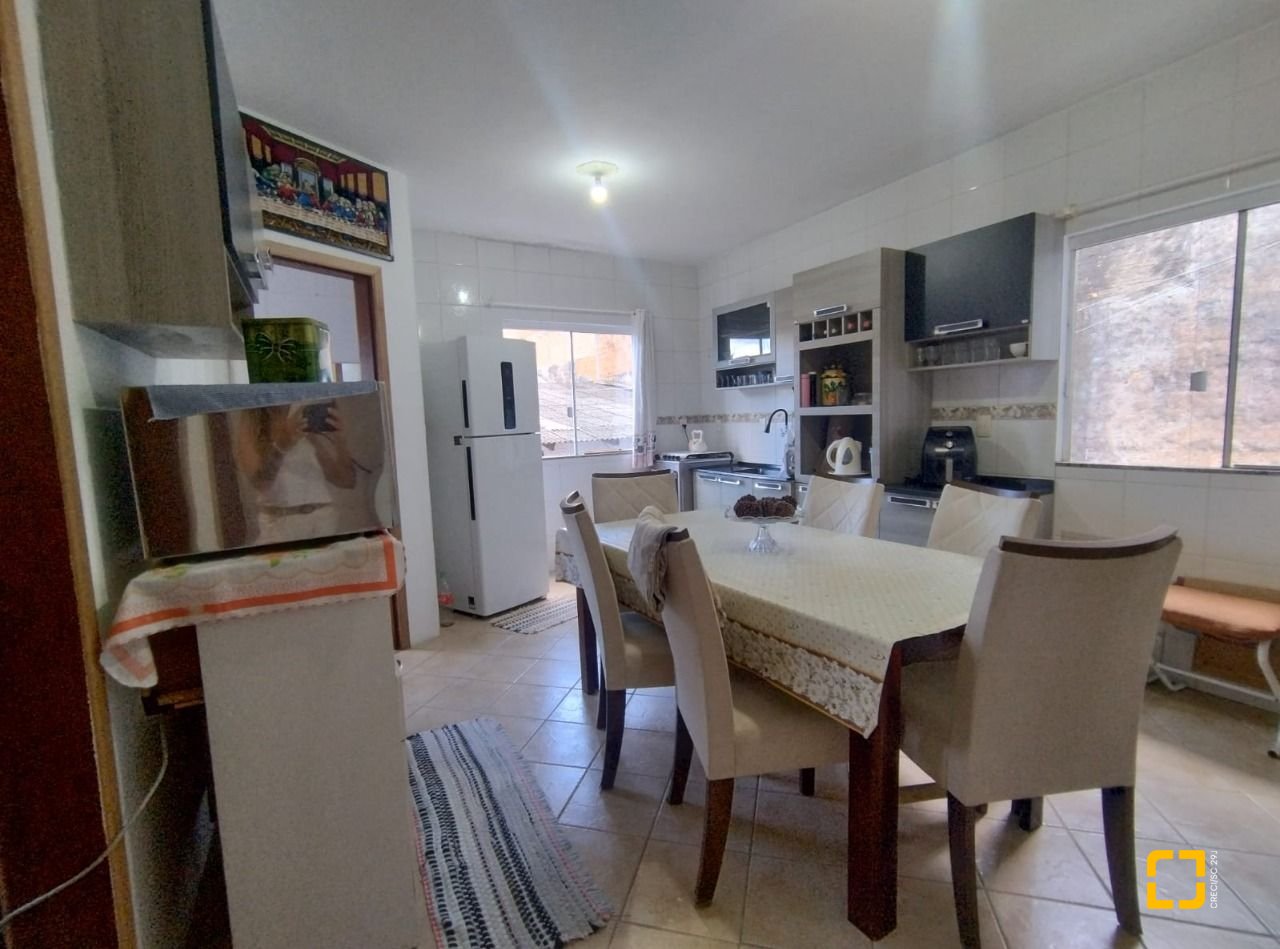 Casa com 180m², 7 garagens, no bairro Monte Cristo em Florianópolis