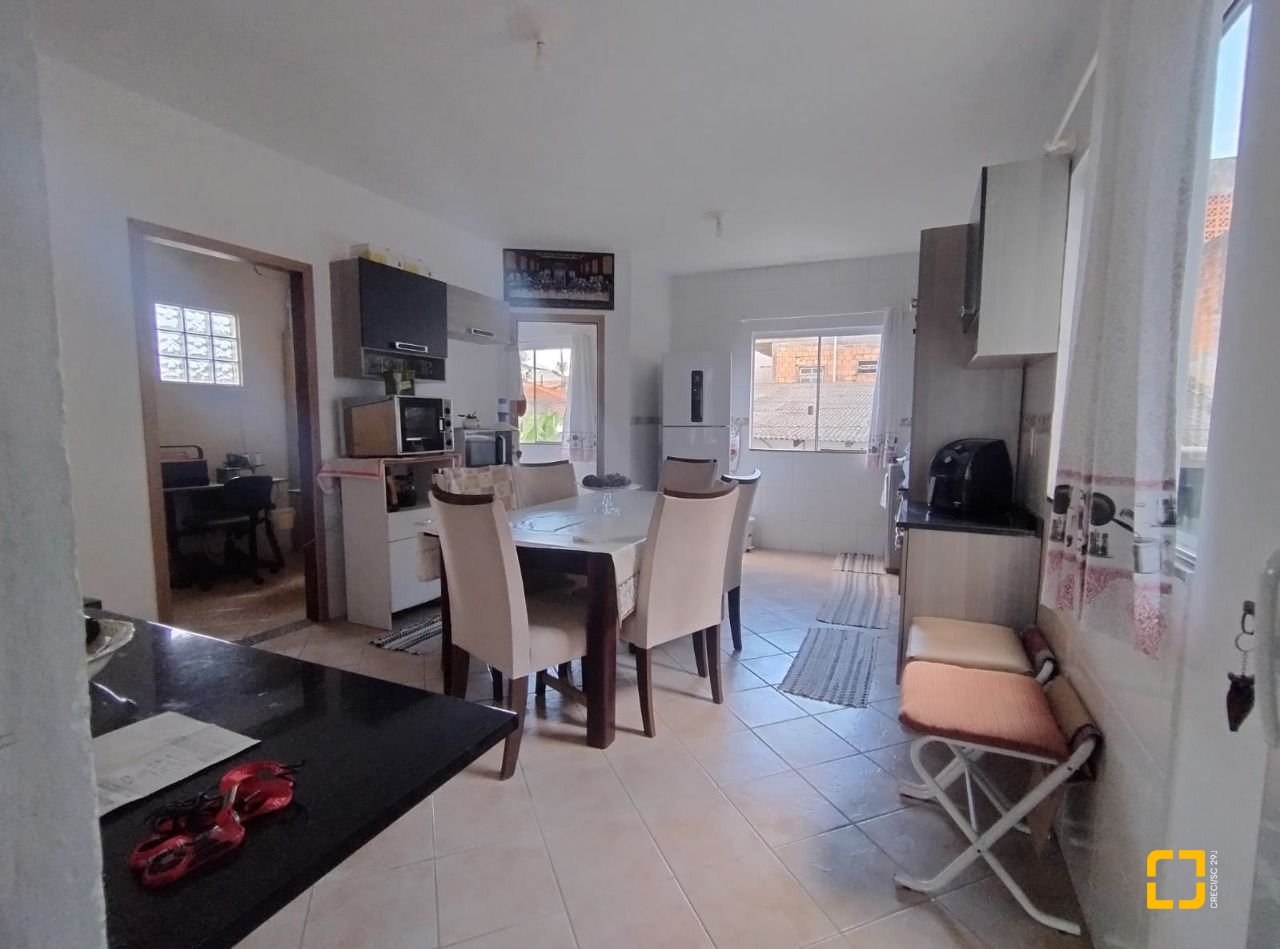 Casa com 180m², 7 garagens, no bairro Monte Cristo em Florianópolis