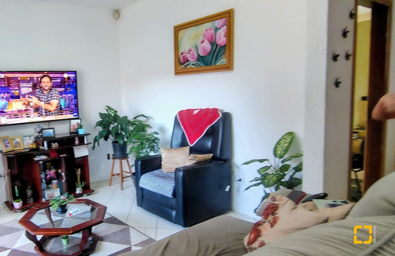 Casa com 180m², 7 garagens, no bairro Monte Cristo em Florianópolis