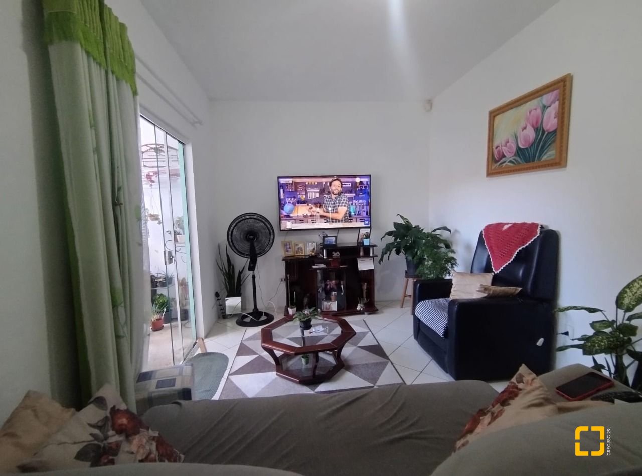 Casa com 180m², 7 garagens, no bairro Monte Cristo em Florianópolis