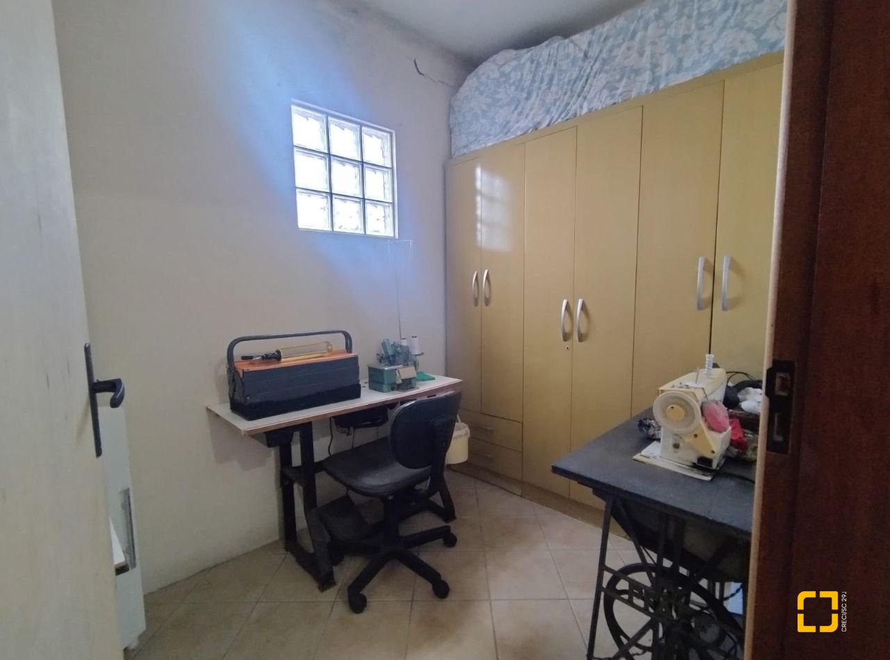 Casa com 180m², 7 garagens, no bairro Monte Cristo em Florianópolis