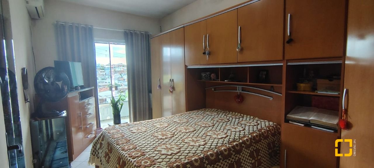 Casa com 180m², 7 garagens, no bairro Monte Cristo em Florianópolis
