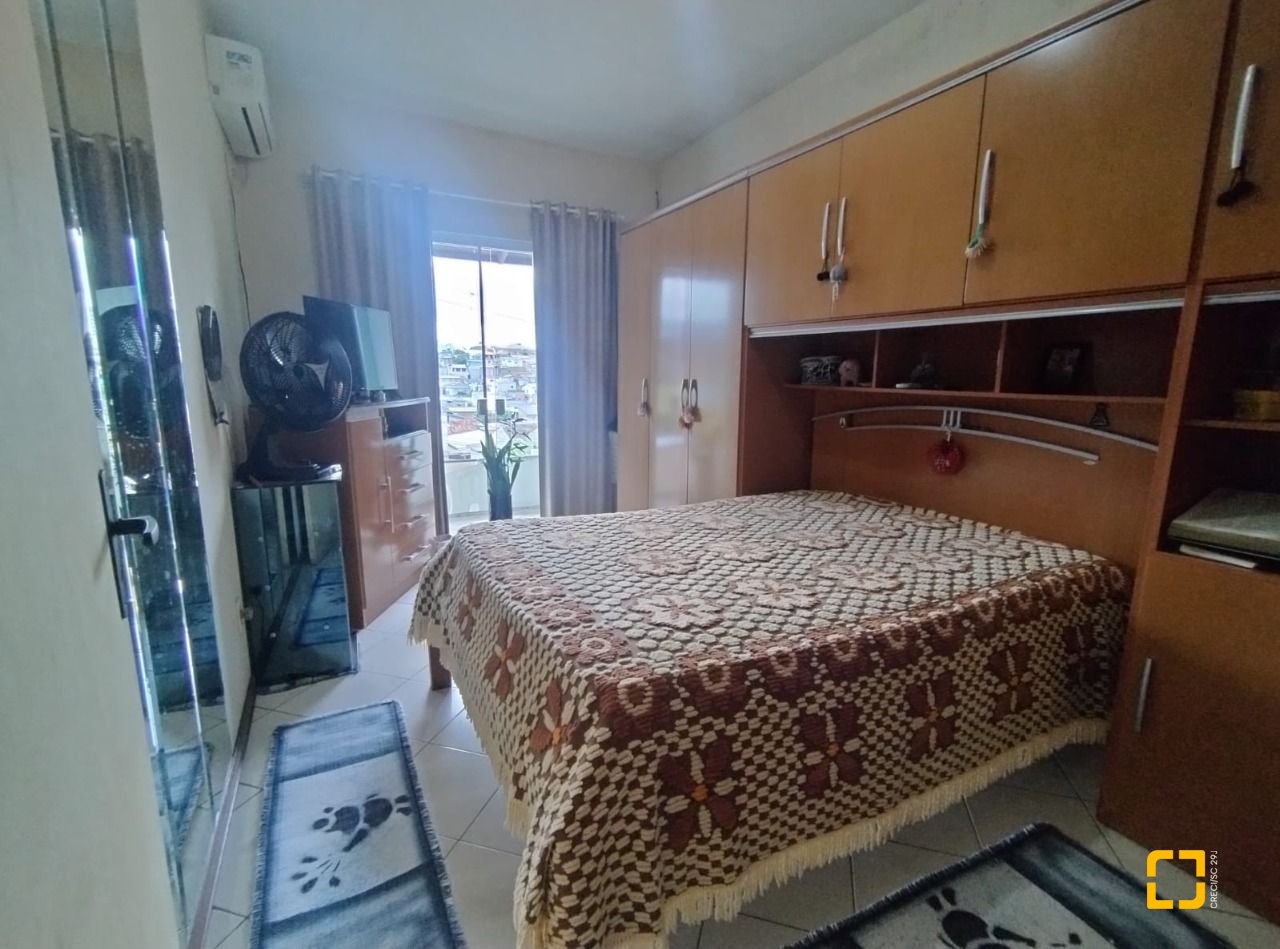 Casa com 180m², 7 garagens, no bairro Monte Cristo em Florianópolis
