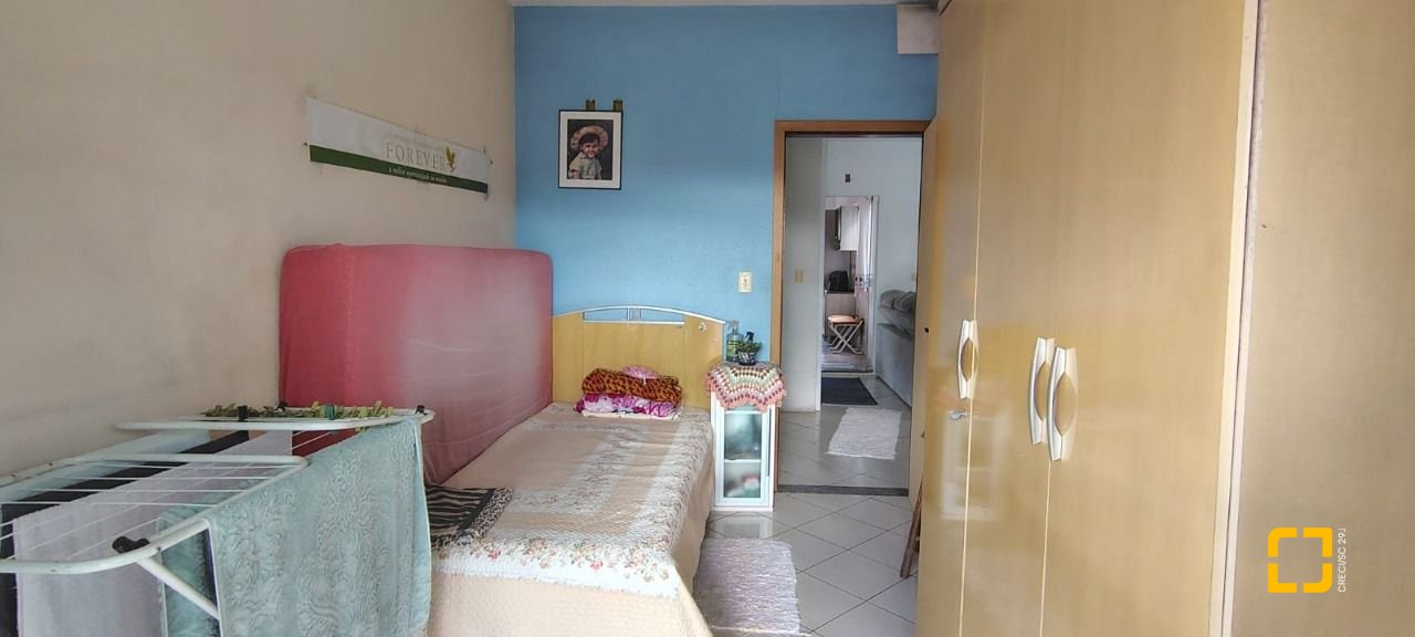 Casa com 180m², 7 garagens, no bairro Monte Cristo em Florianópolis