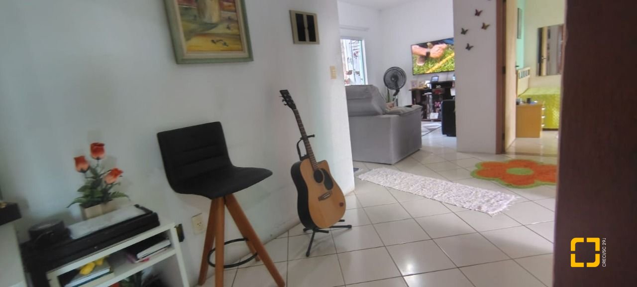 Casa com 180m², 7 garagens, no bairro Monte Cristo em Florianópolis