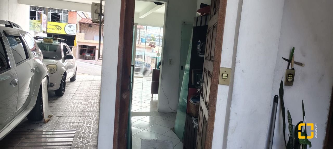 Casa com 180m², 7 garagens, no bairro Monte Cristo em Florianópolis