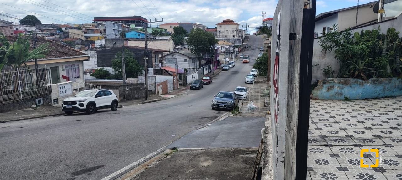 Casa com 180m², 7 garagens, no bairro Monte Cristo em Florianópolis