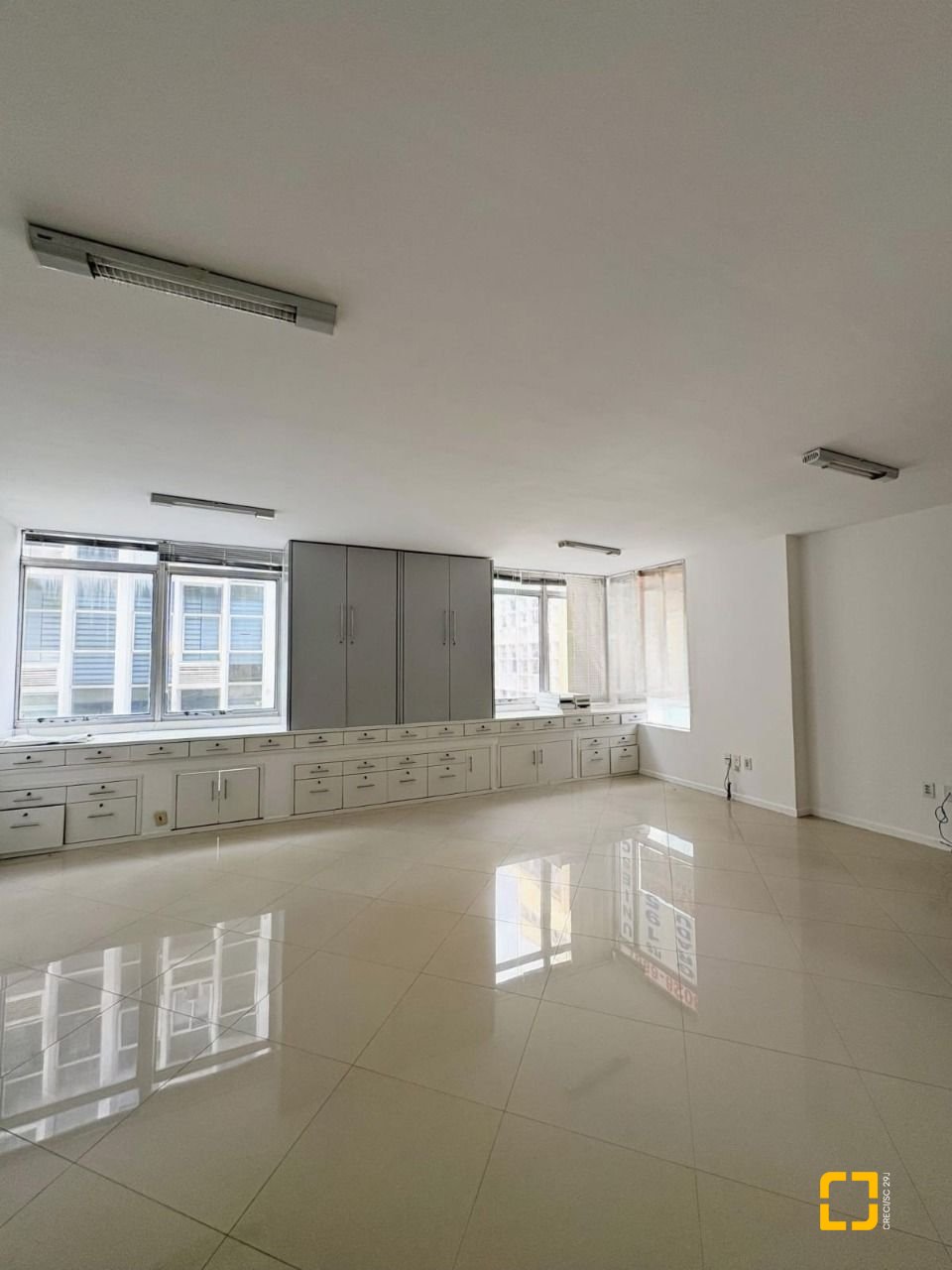 Sala com 71m², no bairro Centro em Florianópolis