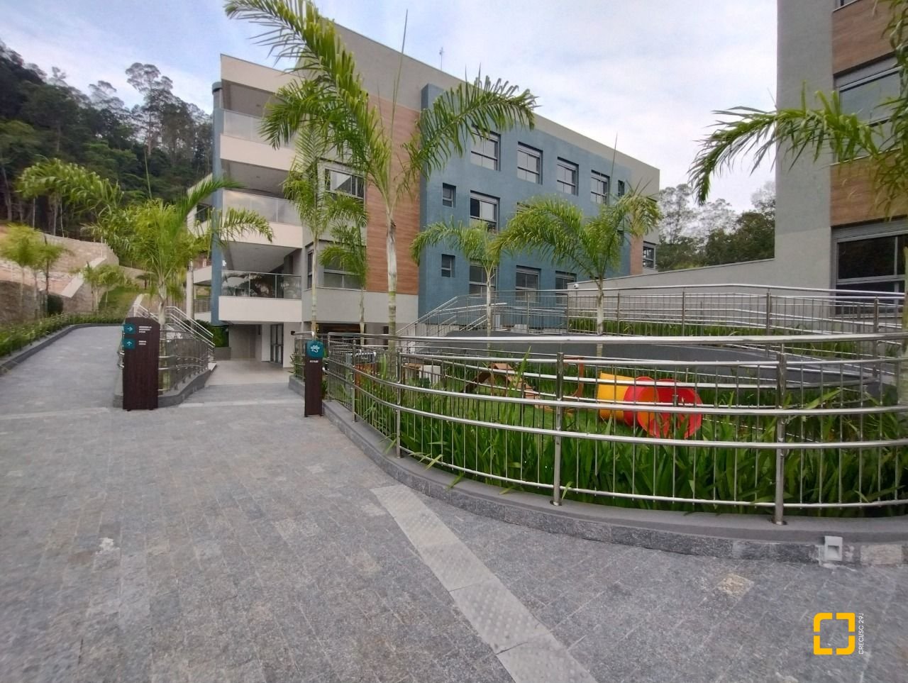 Apartamento com 176m², 6 quartos (sendo 3 suítes), 3 garagens, no bairro Cacupé em Florianópolis