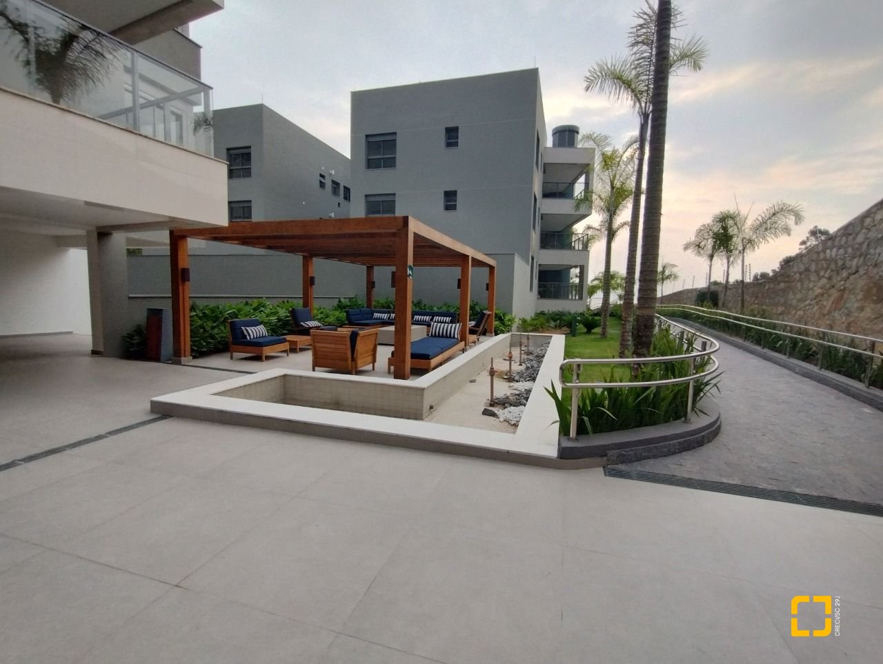 Apartamento com 176m², 6 quartos (sendo 3 suítes), 3 garagens, no bairro Cacupé em Florianópolis