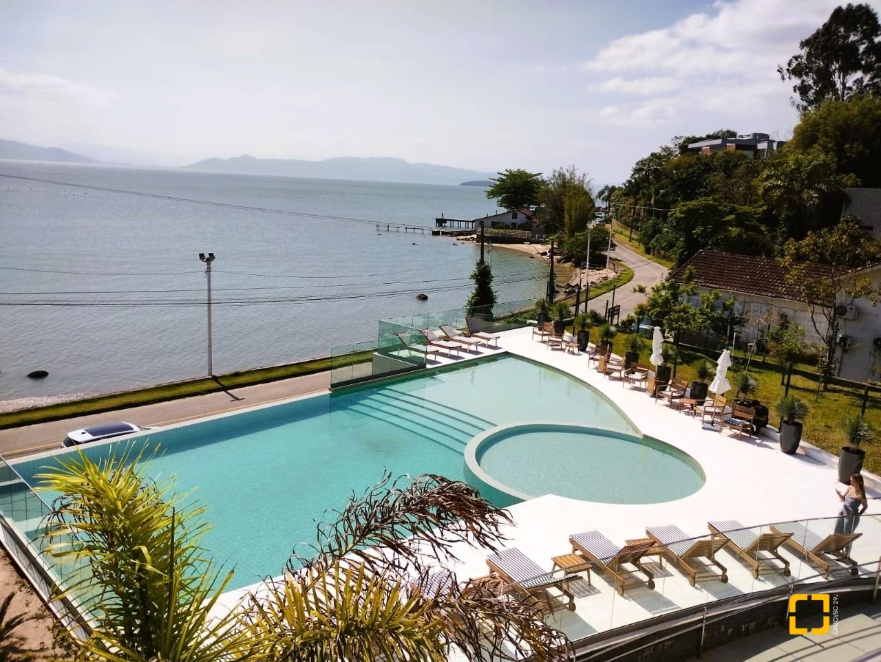 Apartamento com 176m², 6 quartos (sendo 3 suítes), 3 garagens, no bairro Cacupé em Florianópolis
