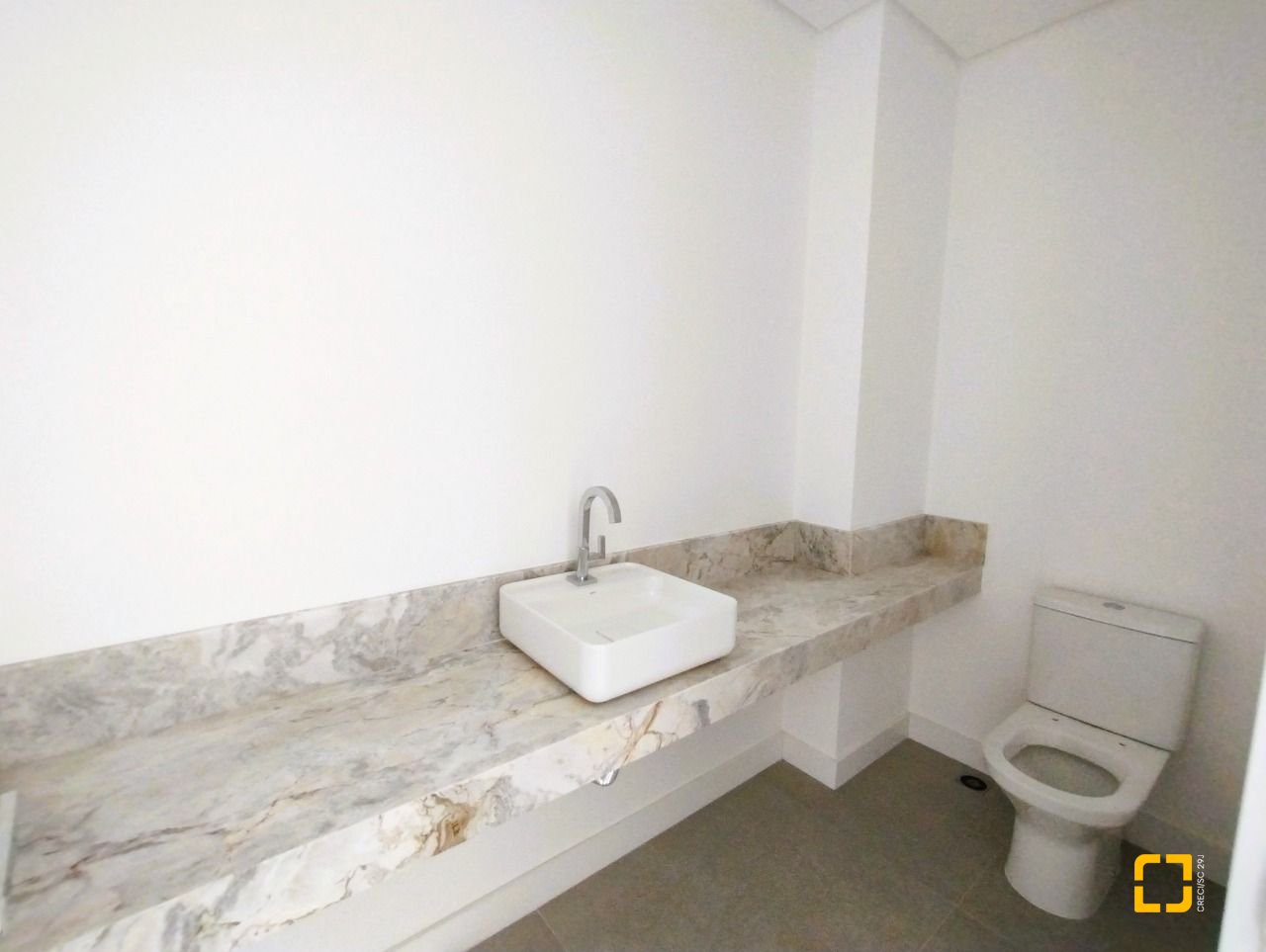 Apartamento com 176m², 6 quartos (sendo 3 suítes), 3 garagens, no bairro Cacupé em Florianópolis