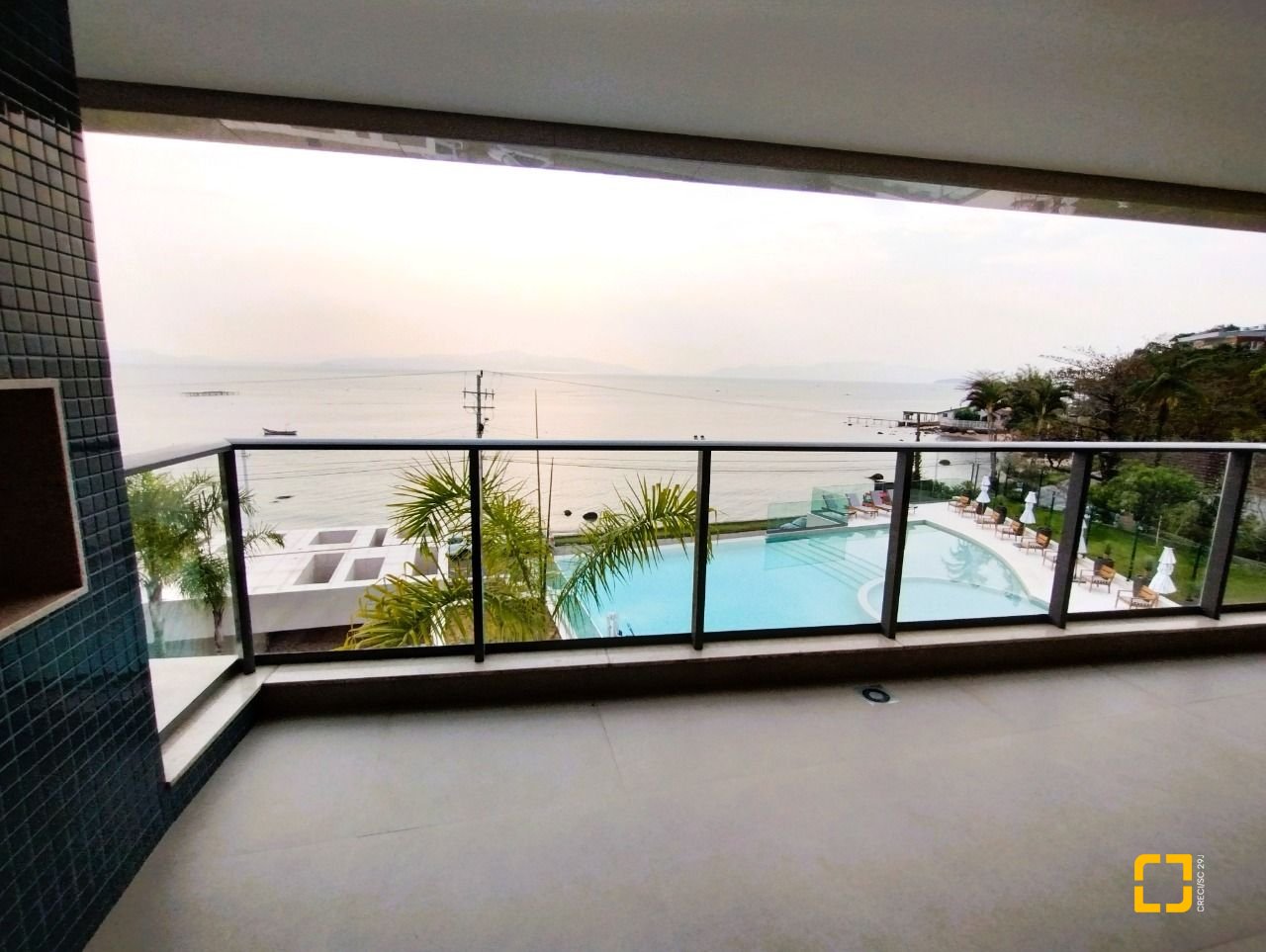 Apartamento com 176m², 6 quartos (sendo 3 suítes), 3 garagens, no bairro Cacupé em Florianópolis