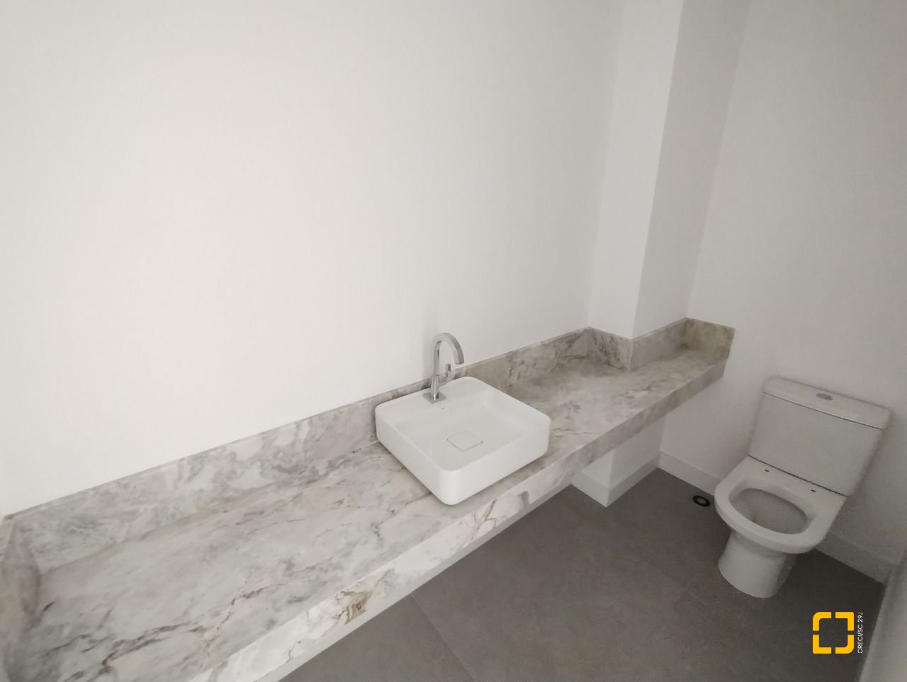 Apartamento com 176m², 6 quartos (sendo 3 suítes), 3 garagens, no bairro Cacupé em Florianópolis