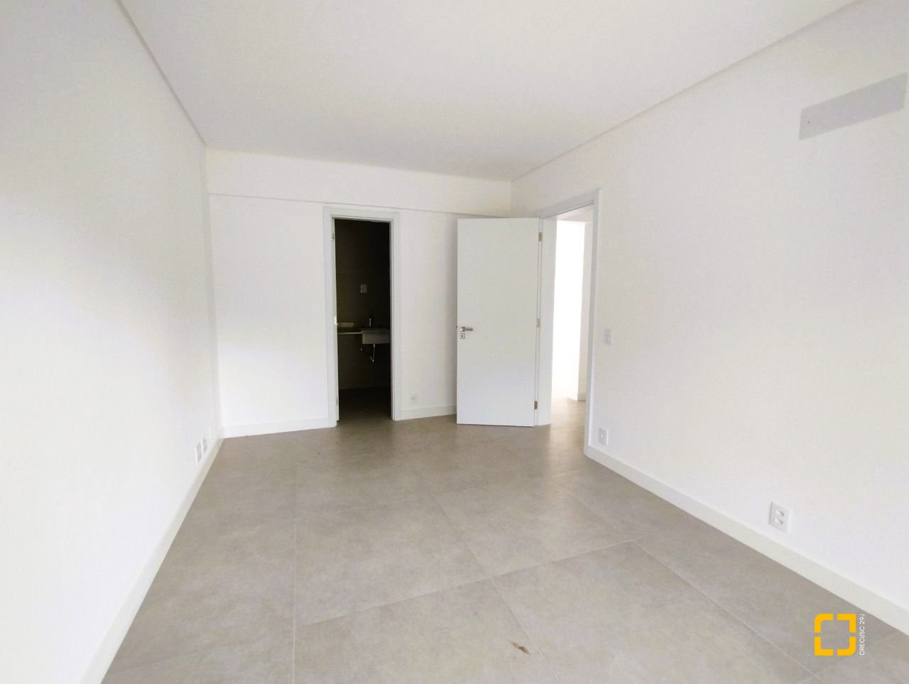 Apartamento com 176m², 6 quartos (sendo 3 suítes), 3 garagens, no bairro Cacupé em Florianópolis