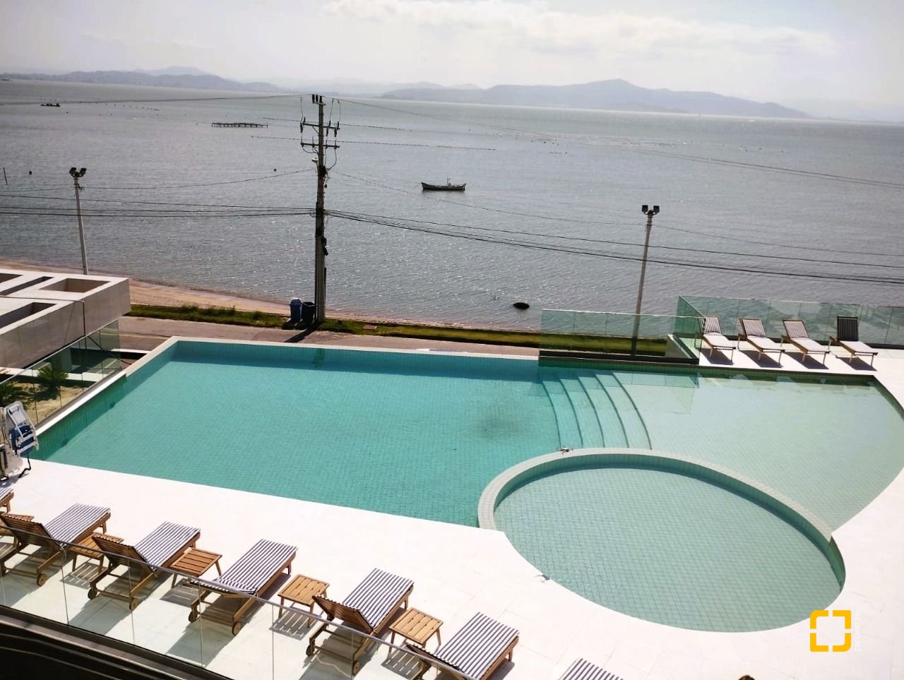 Apartamento com 176m², 6 quartos (sendo 3 suítes), 3 garagens, no bairro Cacupé em Florianópolis