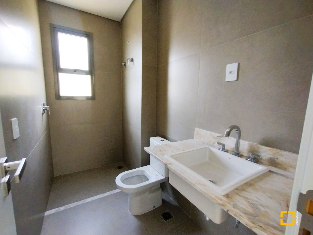 Apartamento com 176m², 6 quartos (sendo 3 suítes), 3 garagens, no bairro Cacupé em Florianópolis