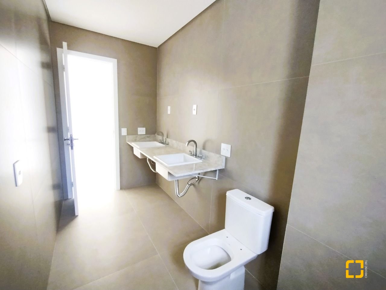 Apartamento com 176m², 6 quartos (sendo 3 suítes), 3 garagens, no bairro Cacupé em Florianópolis