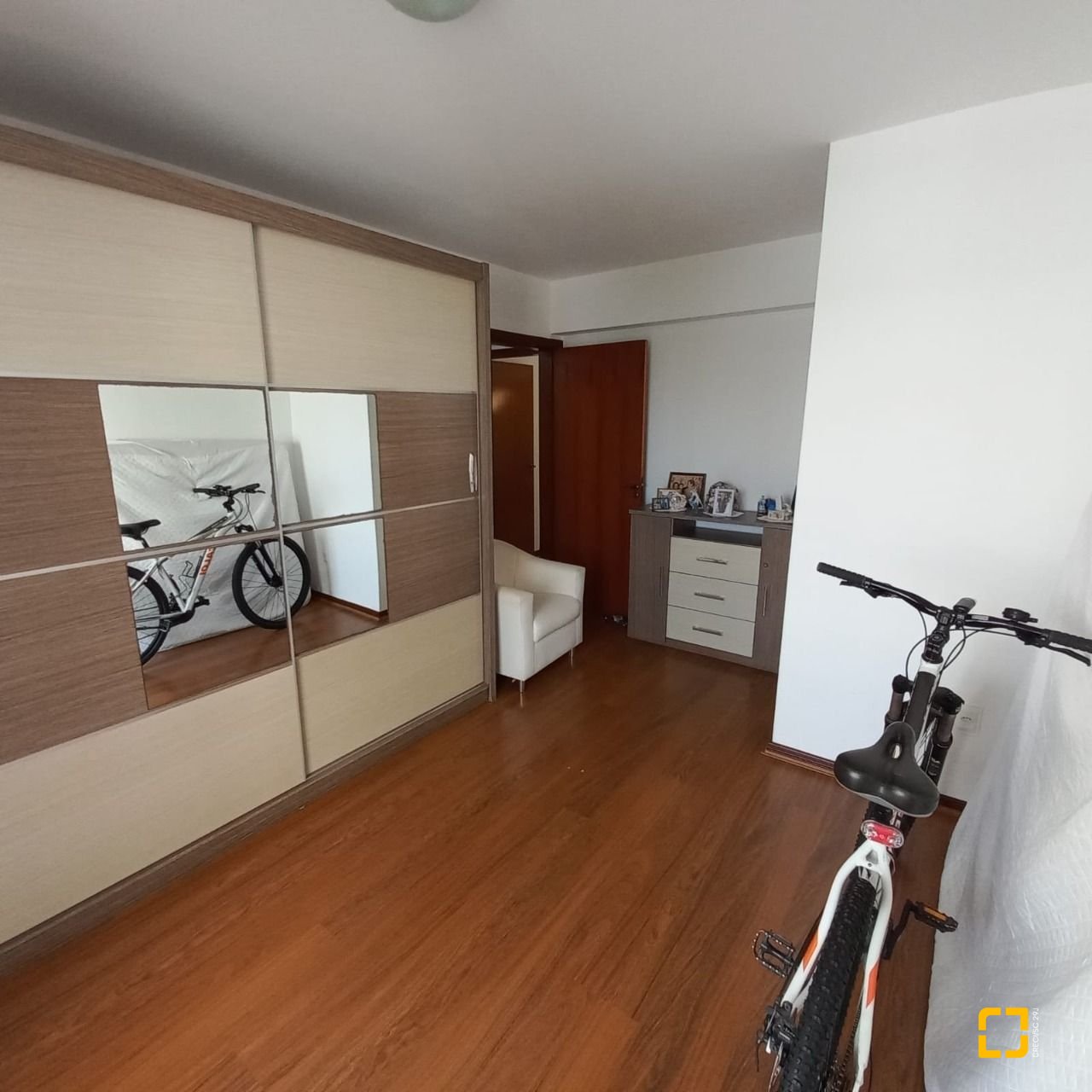 Apartamento com 108m², 4 quartos (sendo 1 suíte), 1 garagem, no bairro Balneário em Florianópolis