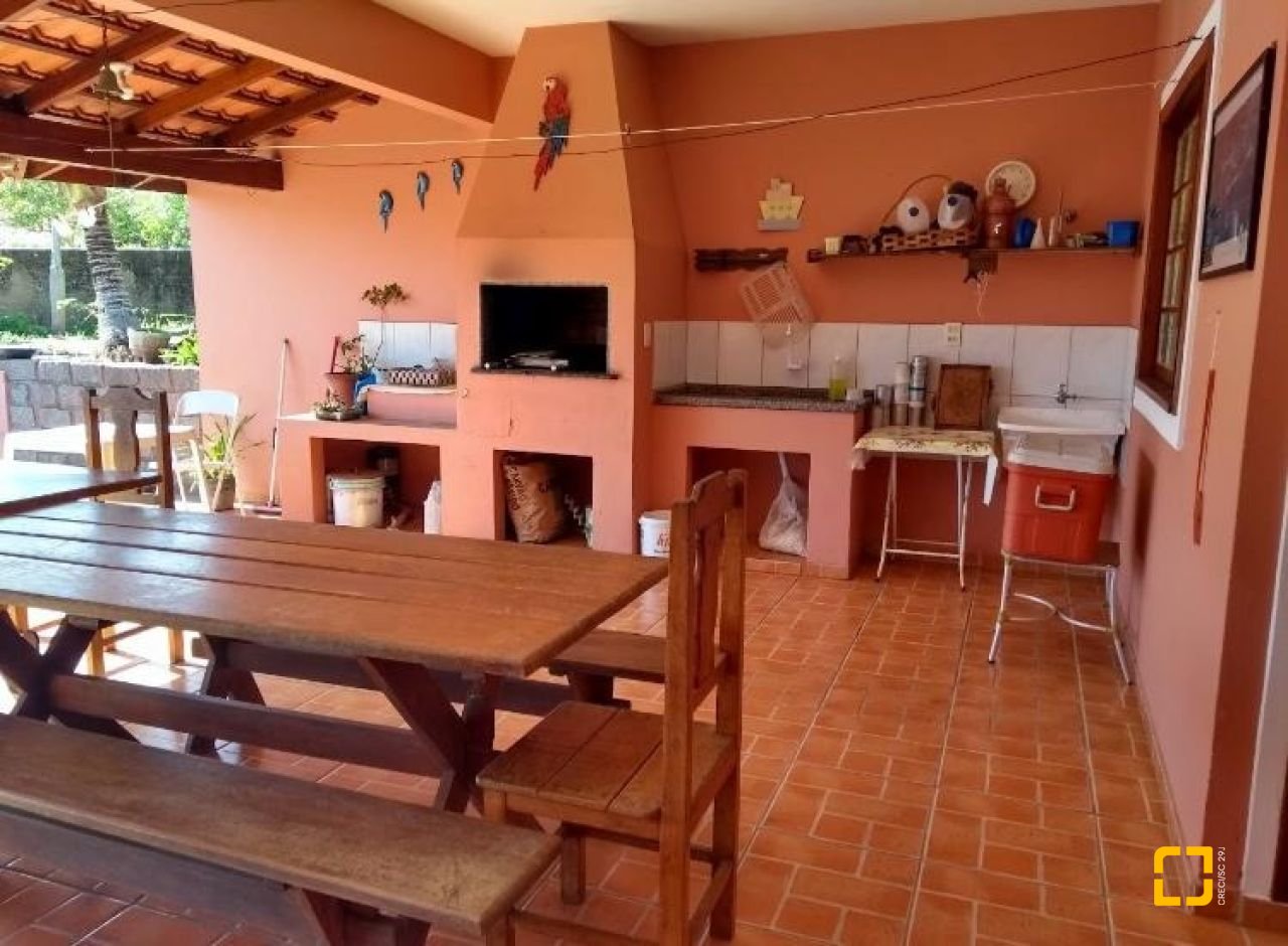 Casa com 195m², 6 quartos (sendo 2 suítes), 6 garagens, no bairro Ingleses em Florianópolis